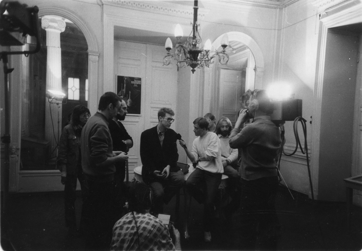 Сергей Добротворский берёт интервью у Игоря Алейникова после доклада на конференции «Молодая культура». 1988 Фото Веры Алейниковой