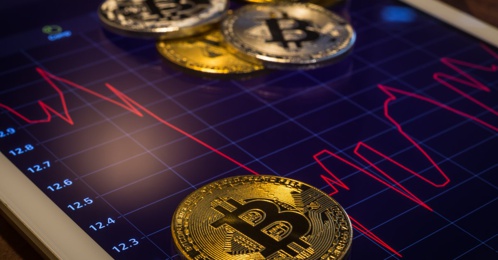 Цена биткоина выше $10 000 в течение 30 дней впервые за два года