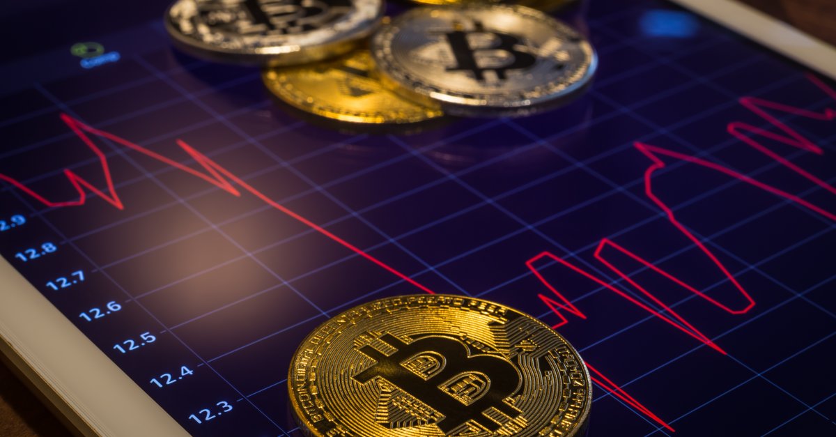 Цена биткоина выше $10 000 в течение 30 дней впервые за два года