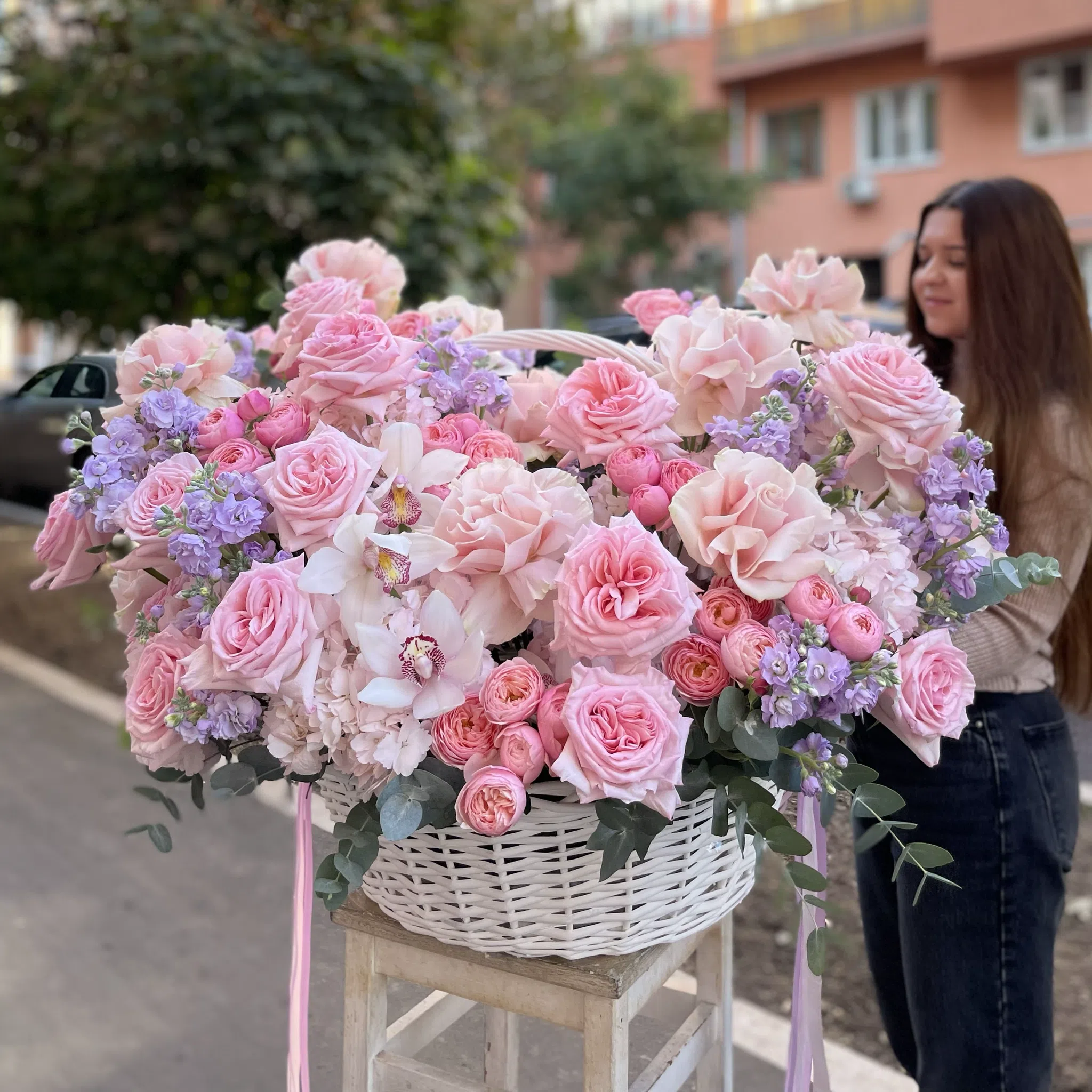 Корзина с розовыми цветами