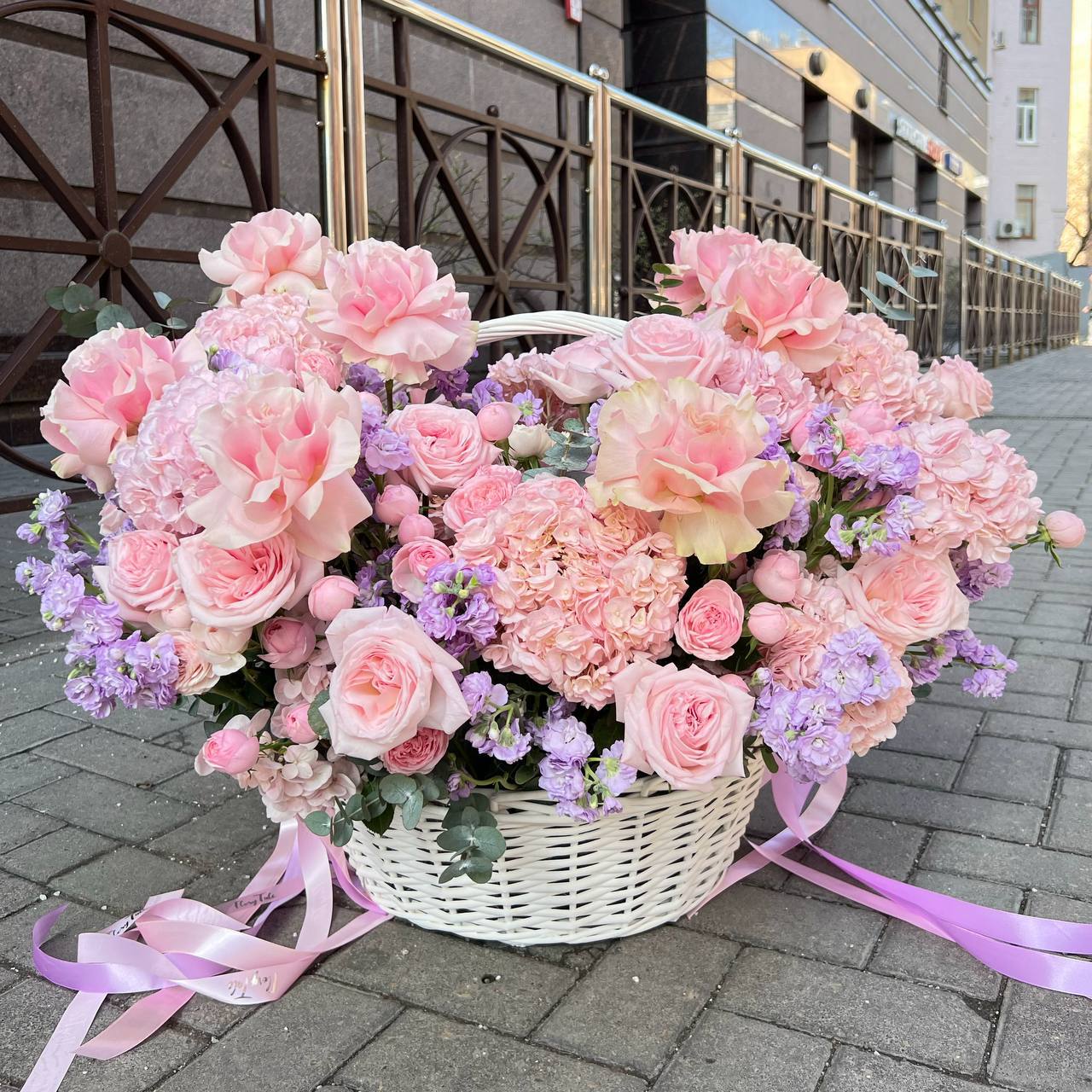 Корзина с розовыми пионами