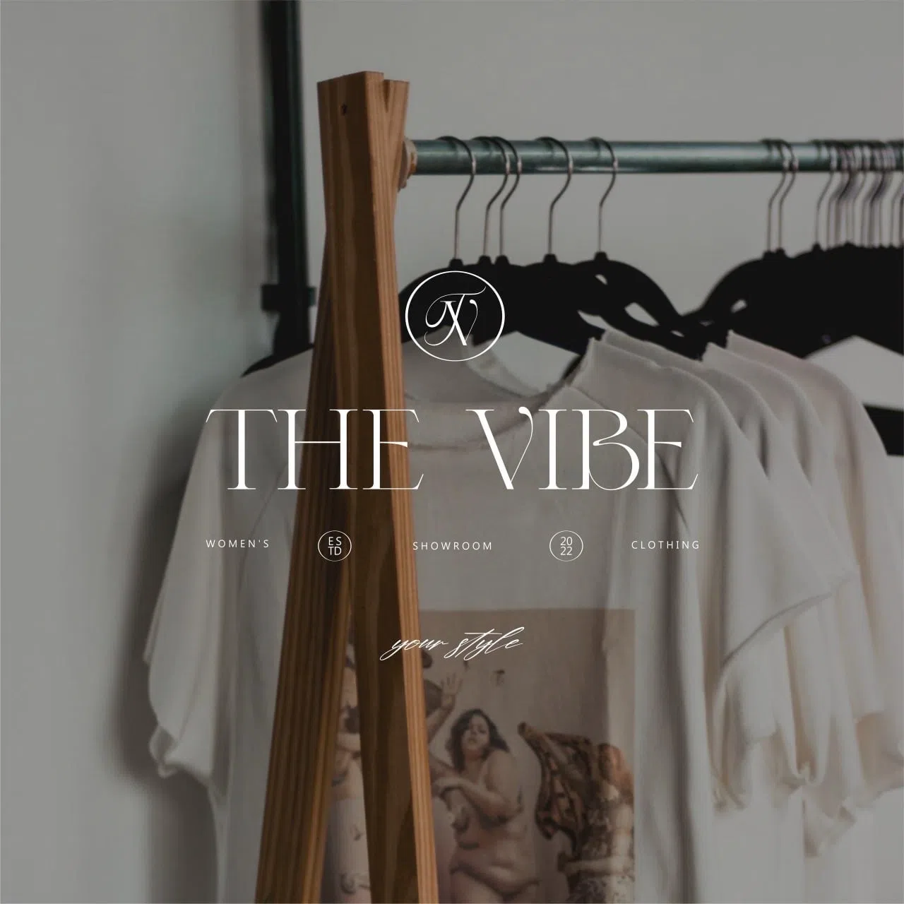 Логотип The Vibe на вешалке с одеждой