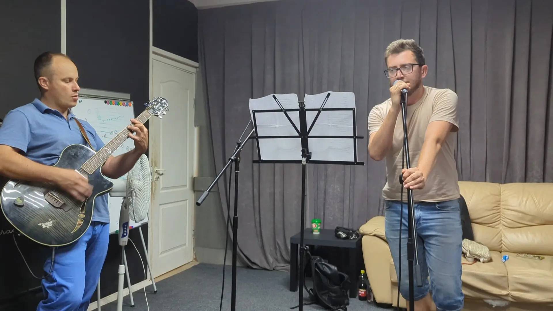 STEEh на репетиции вокал и гитара
