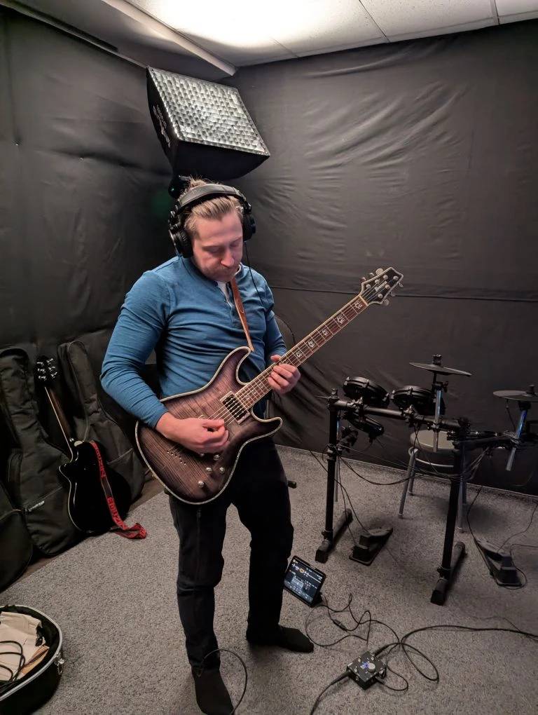 STEEh гитарист в студии