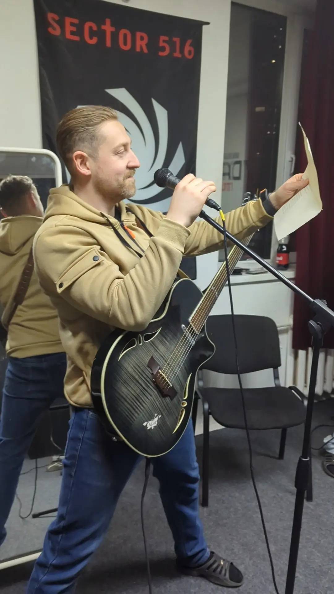 STEEh вокалист с гитарой