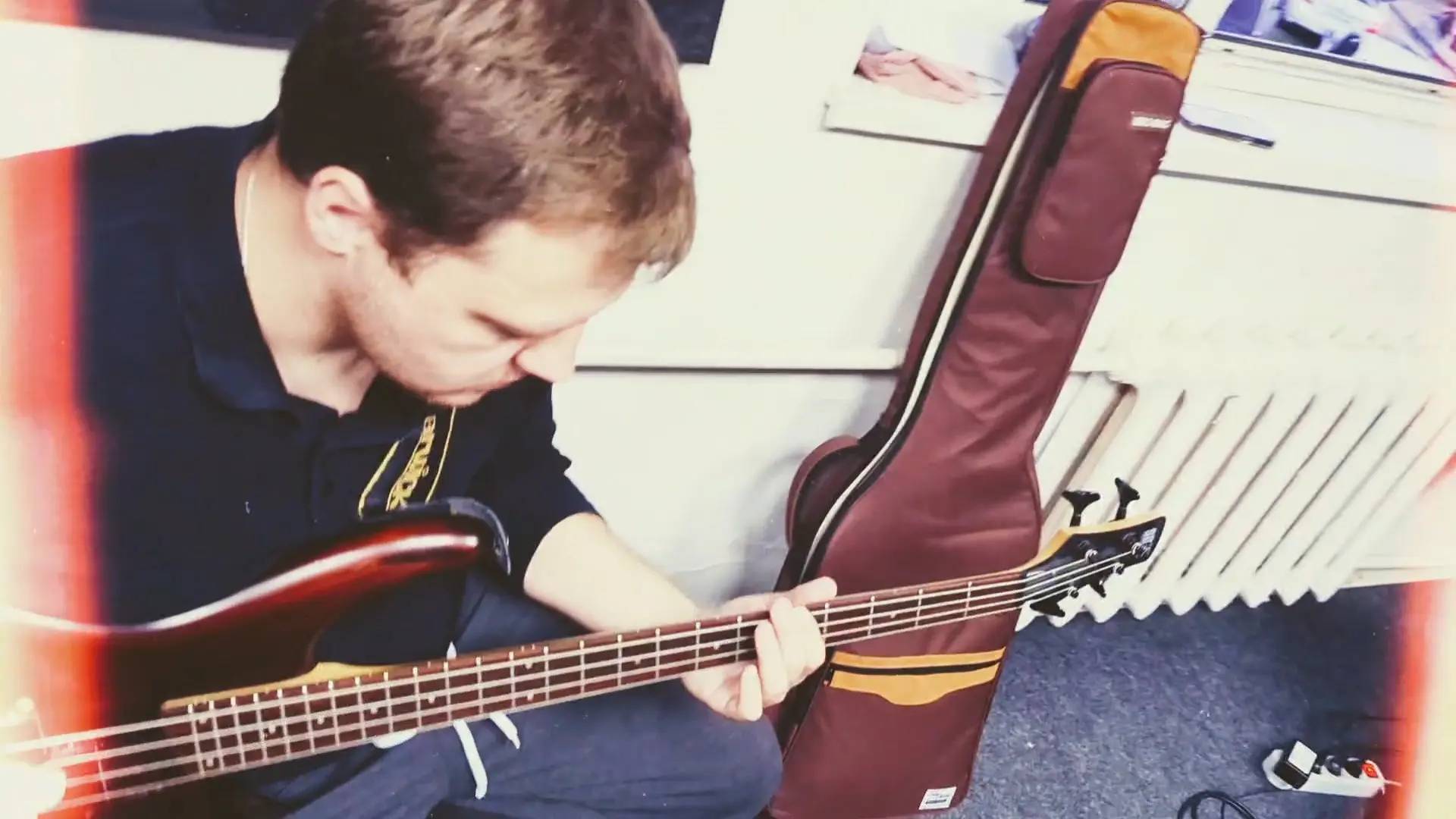 STEEh басист с бас-гитарой