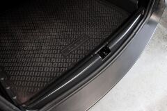 Накладка на порожек багажника БЕЗ СКОТЧА ЗМ Renault Duster 2010-2020, Nissan Terrano 2014- 