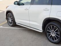 Пороги труба D42 с листом (Лист алюм, проф.сталь) (вариант 2) для Toyota Highlander 2017