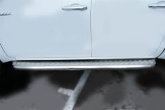 Пороги труба d63 с листом (Лист алюм,проф.сталь) (Вар.2) для Toyota Hilux Black Onyx 2020-