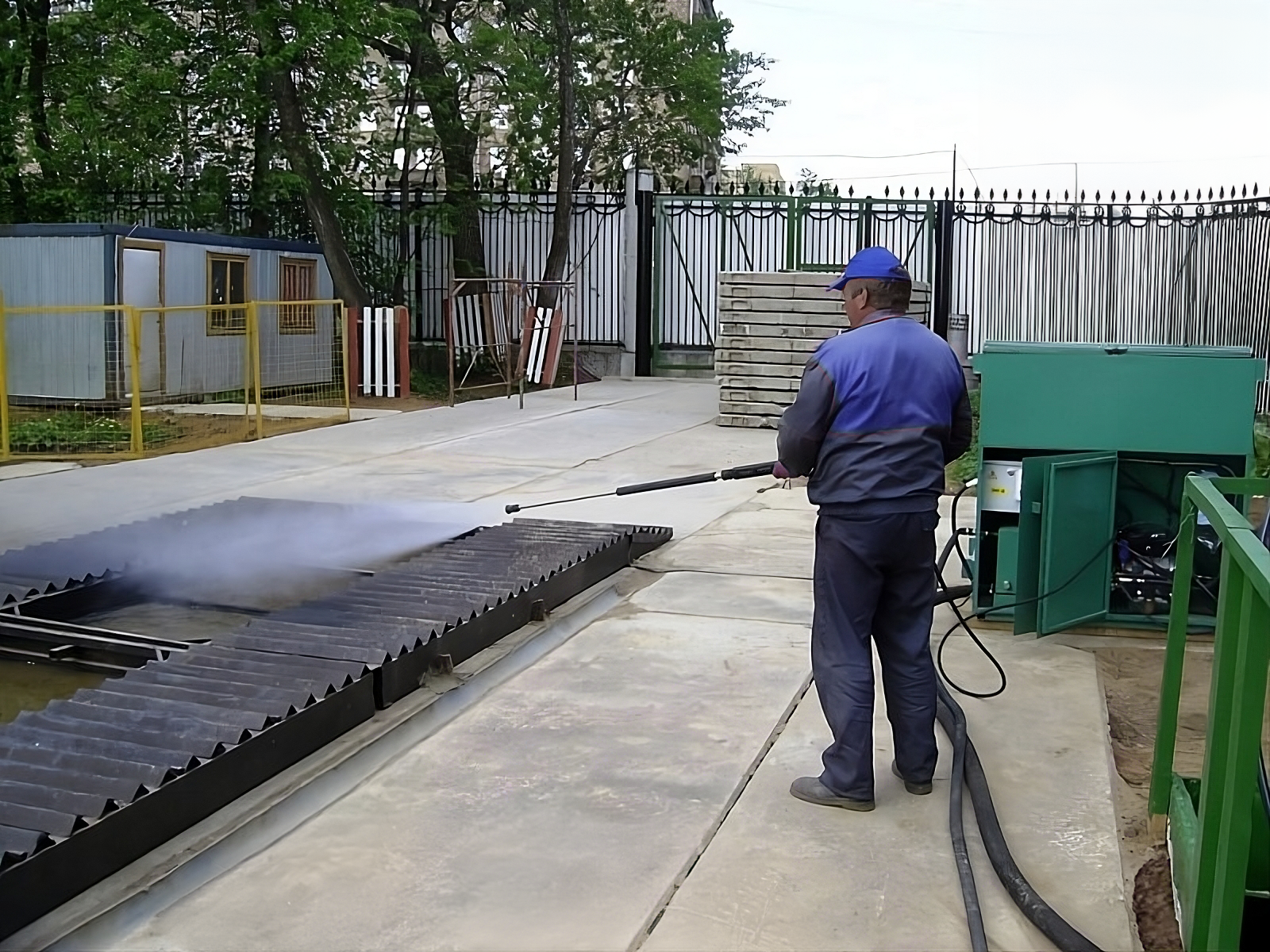 Мойка колес тайфун. Пункт мойки колес на стройплощадке. Пост мойки колес мойдодыр к-1. Автоматическая мойка колес на стройплощадке. Мойка колес на стройплощадке.