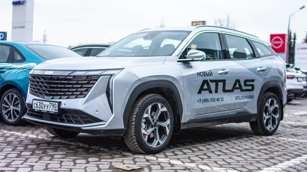 Geely Atlas сбоку спереди Кунцево дилер в автосалоне