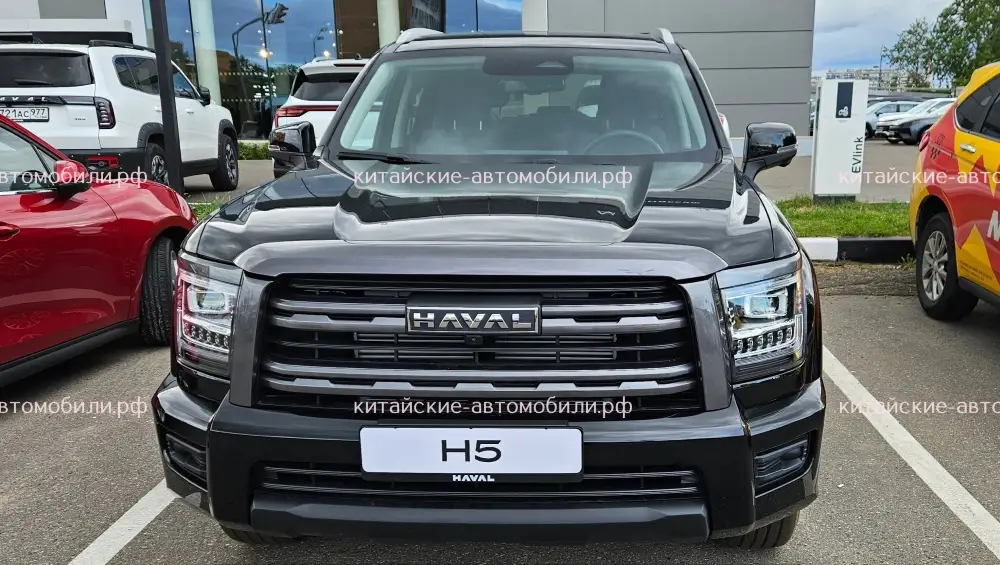 Внедорожник Haval H5 у автосалона в Москве спереди