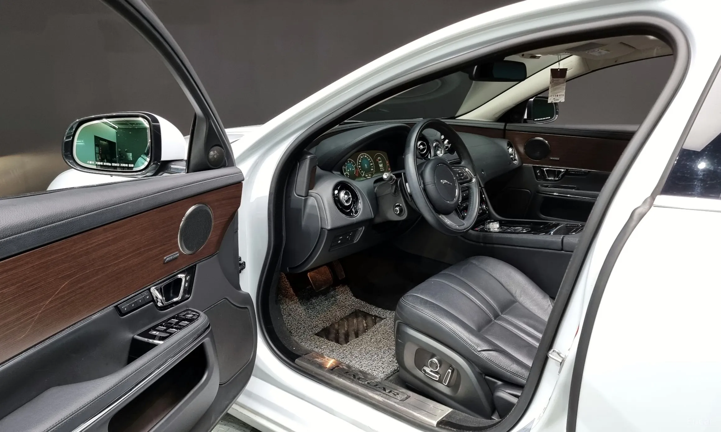 Jaguar All New XJ превью 10