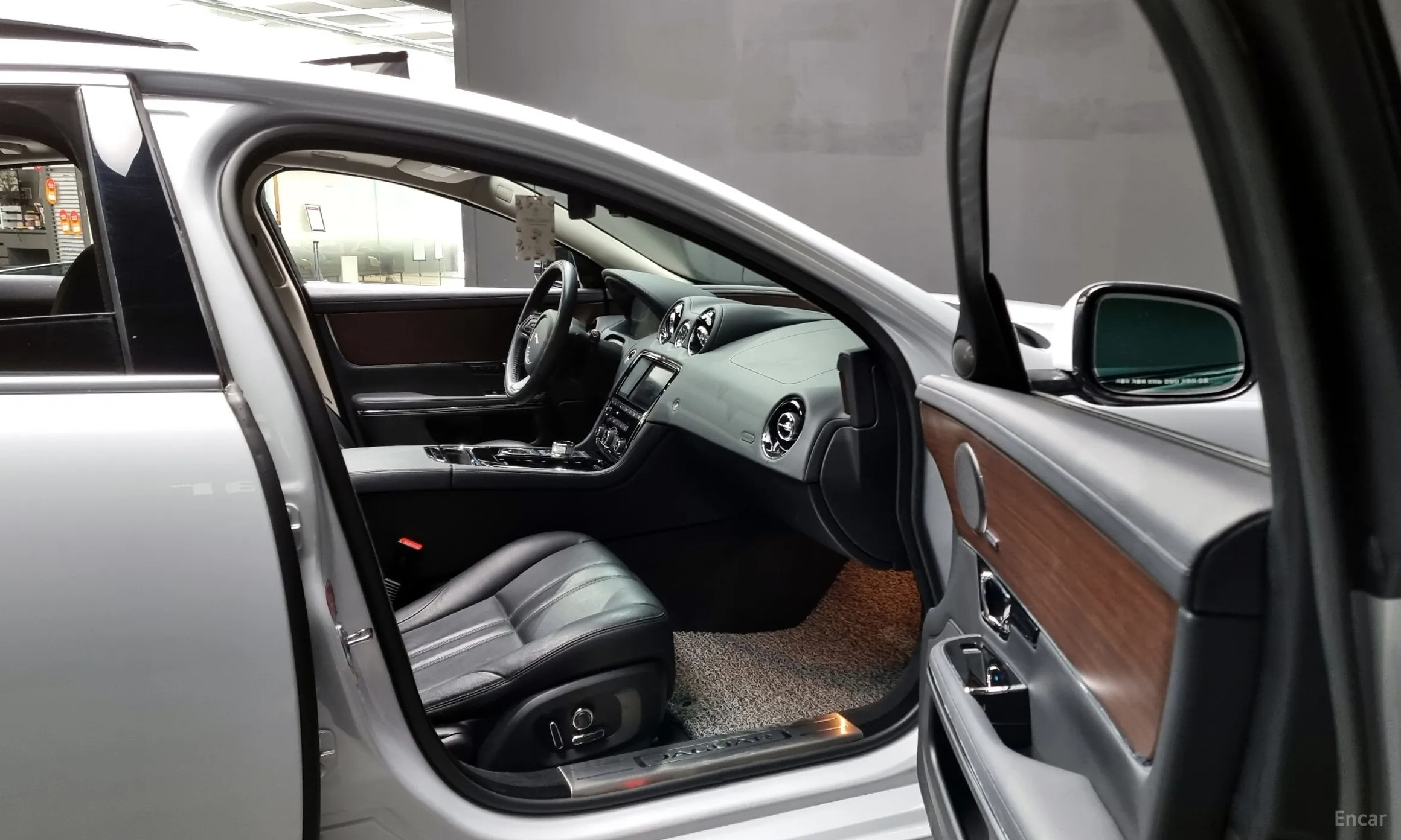 Jaguar All New XJ превью 11