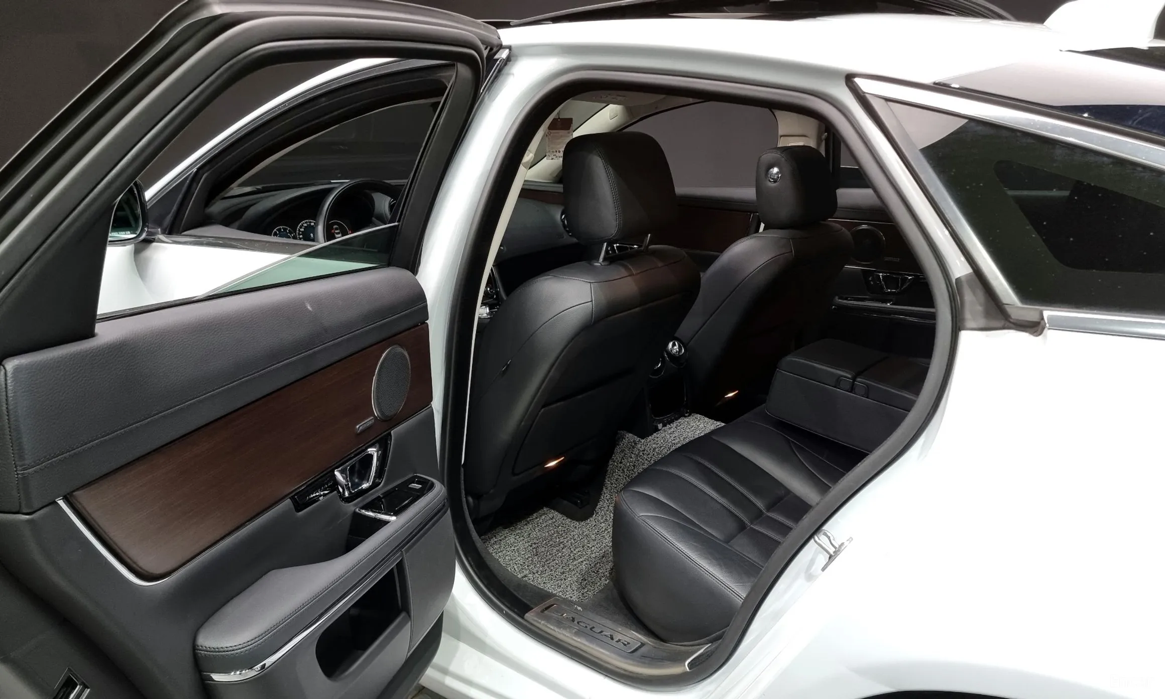Jaguar All New XJ превью 12