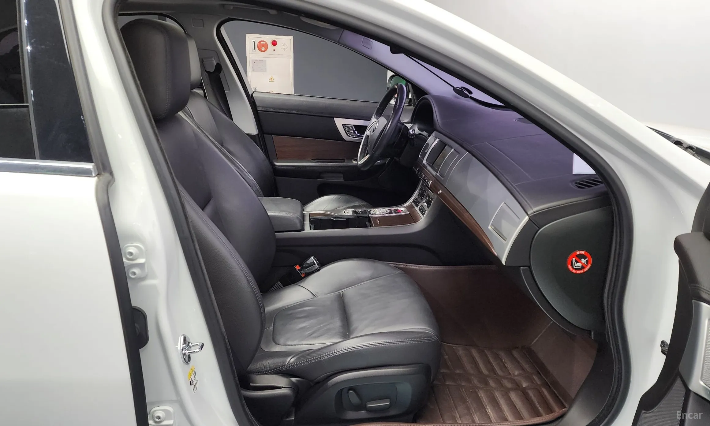 Jaguar New XF превью 11