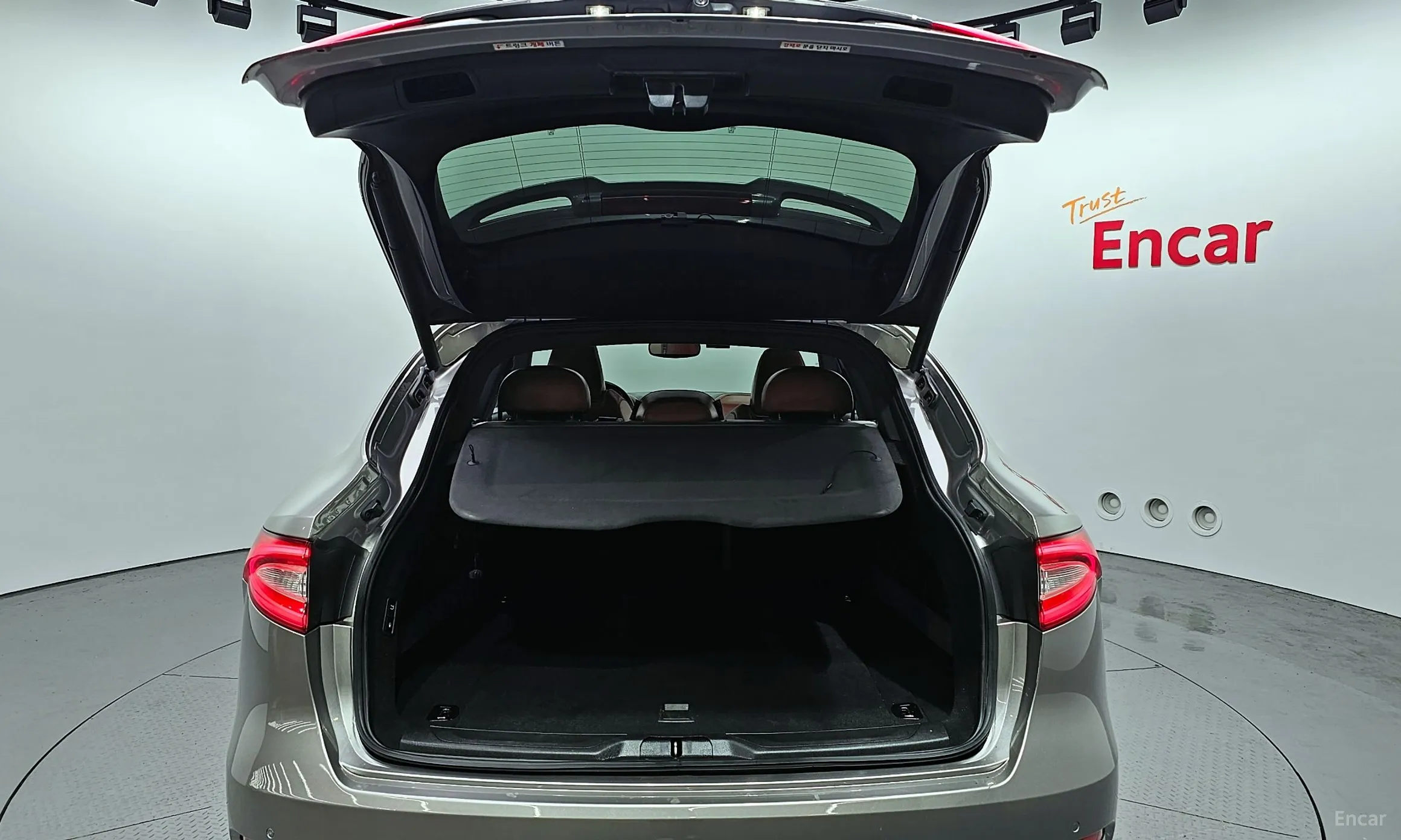Maserati Levante превью 20