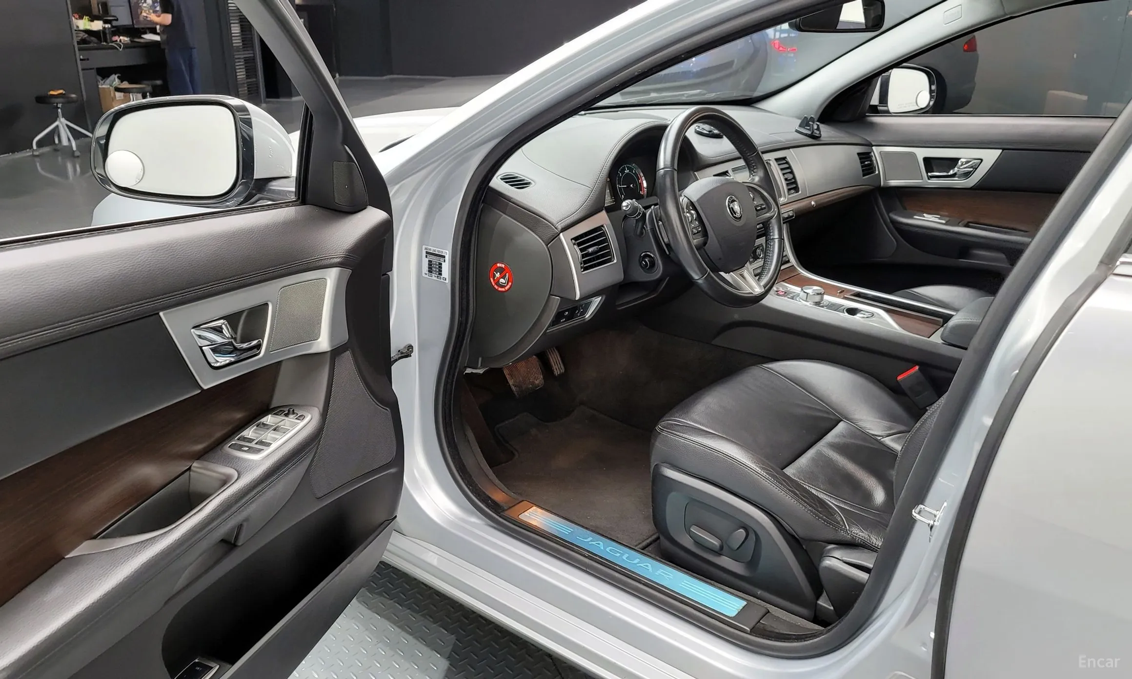 Jaguar New XF превью 11