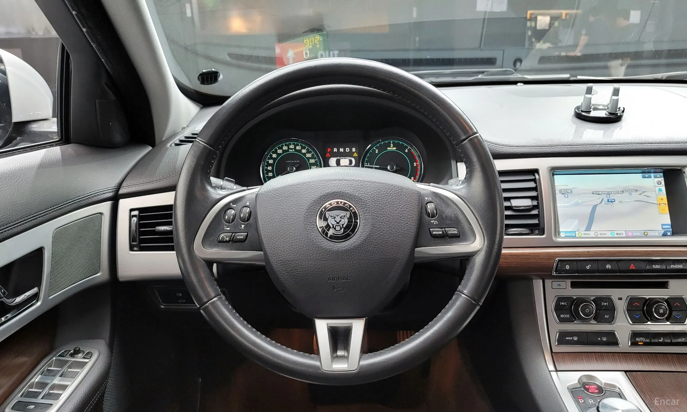 Jaguar New XF превью 14