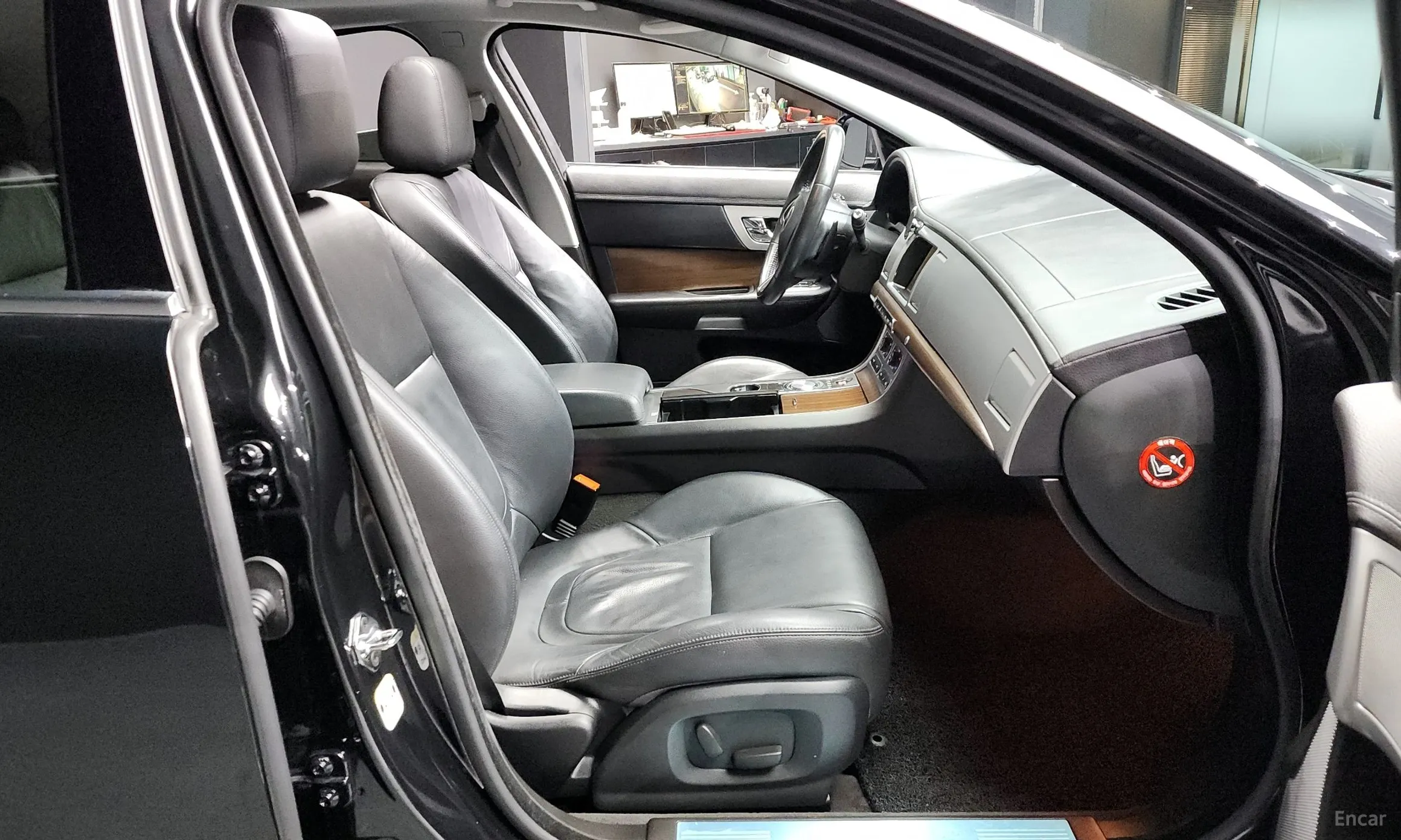 Jaguar New XF превью 11
