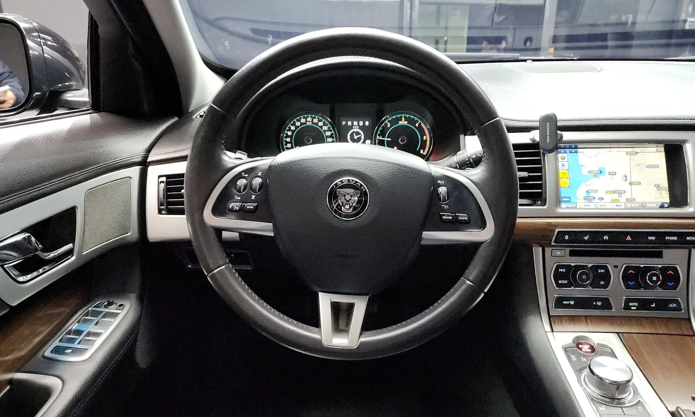 Jaguar New XF превью 13