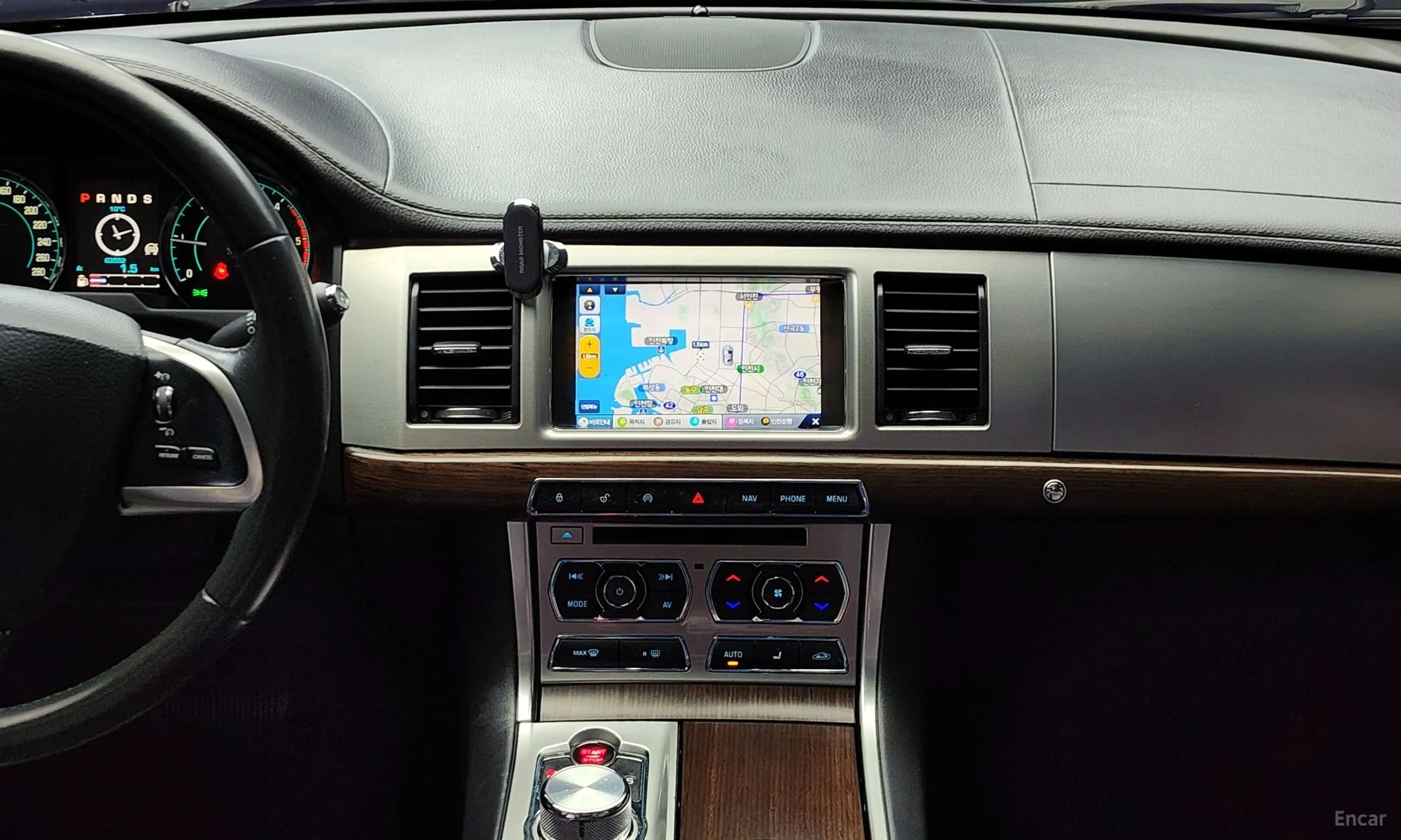 Jaguar New XF превью 14