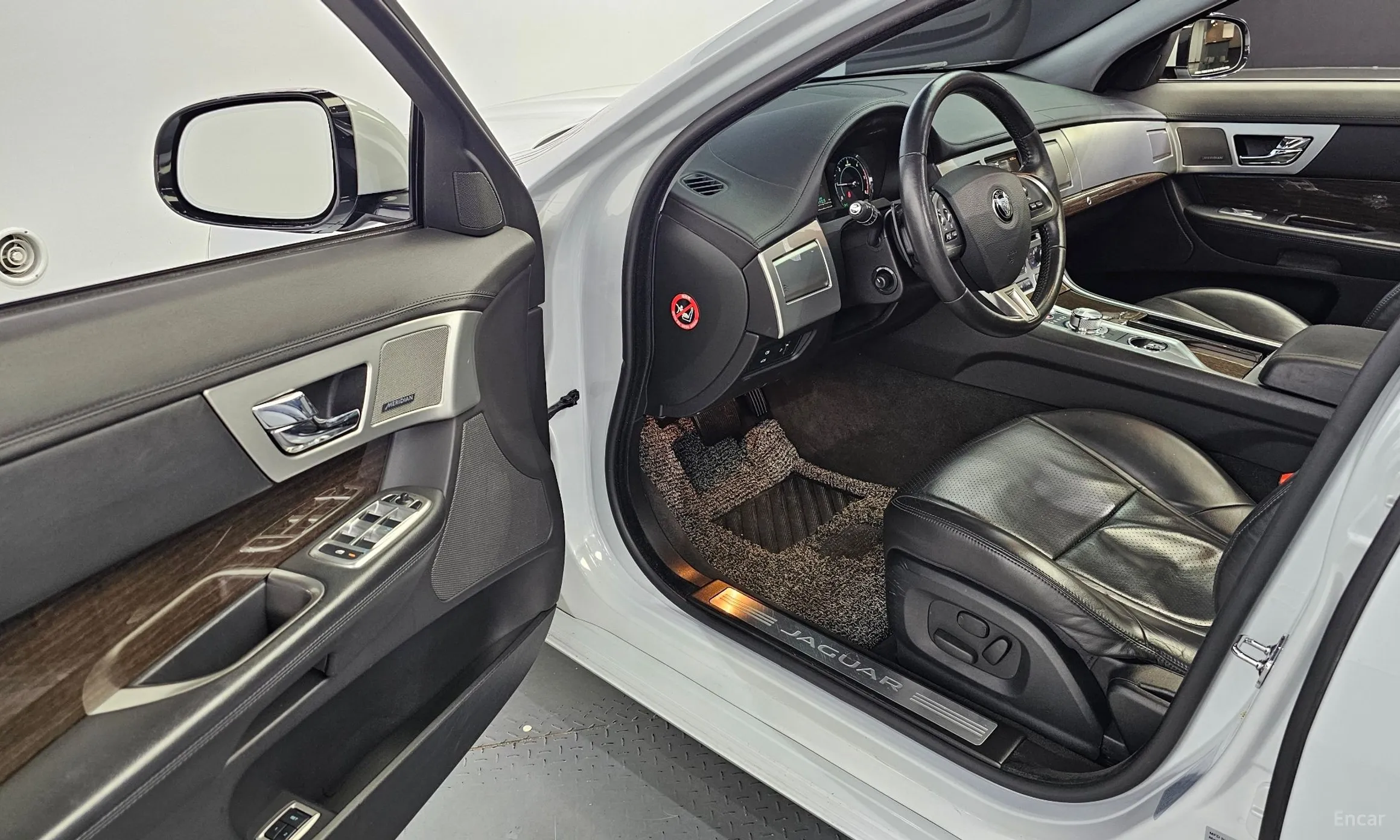 Jaguar New XF превью 12