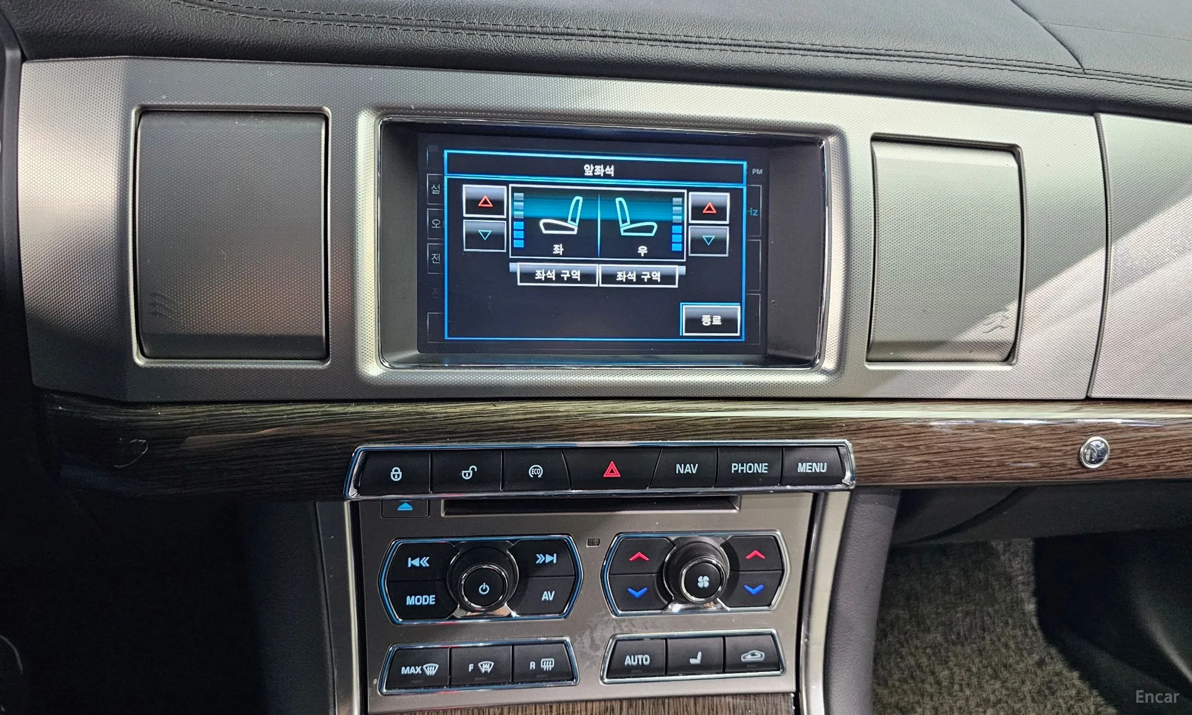 Jaguar New XF превью 14
