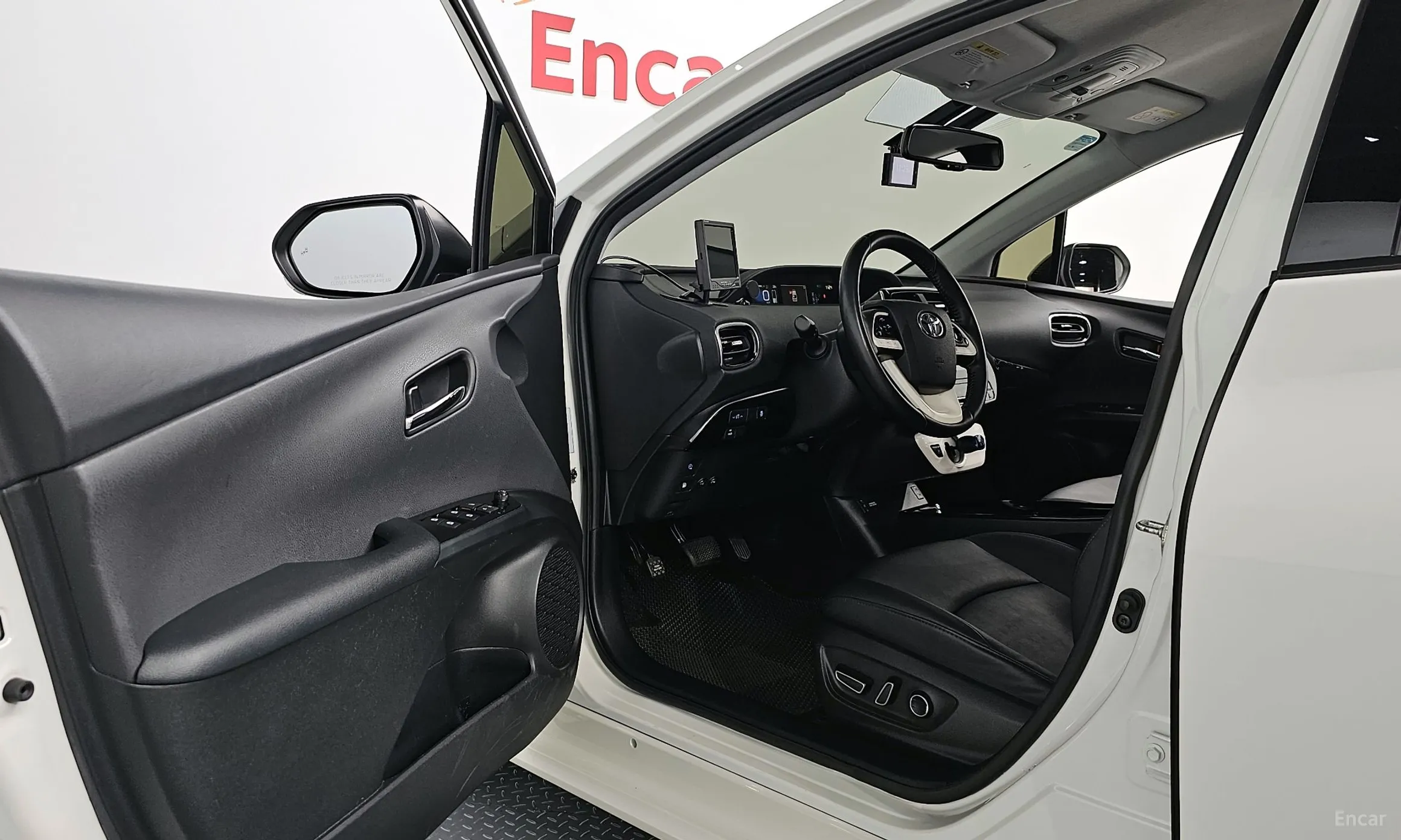 Toyota Prius Prime превью 16
