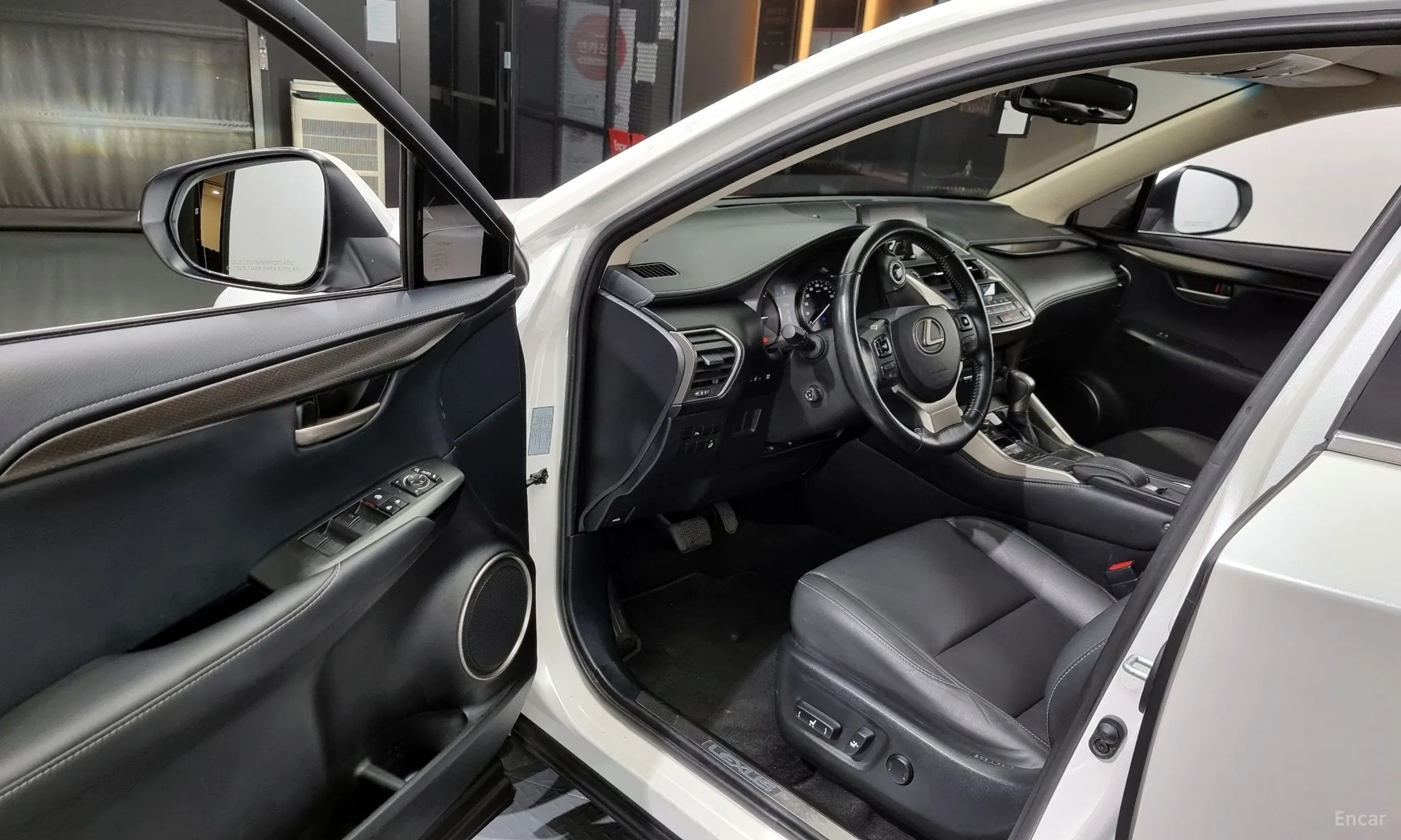 Lexus NX300h превью 10