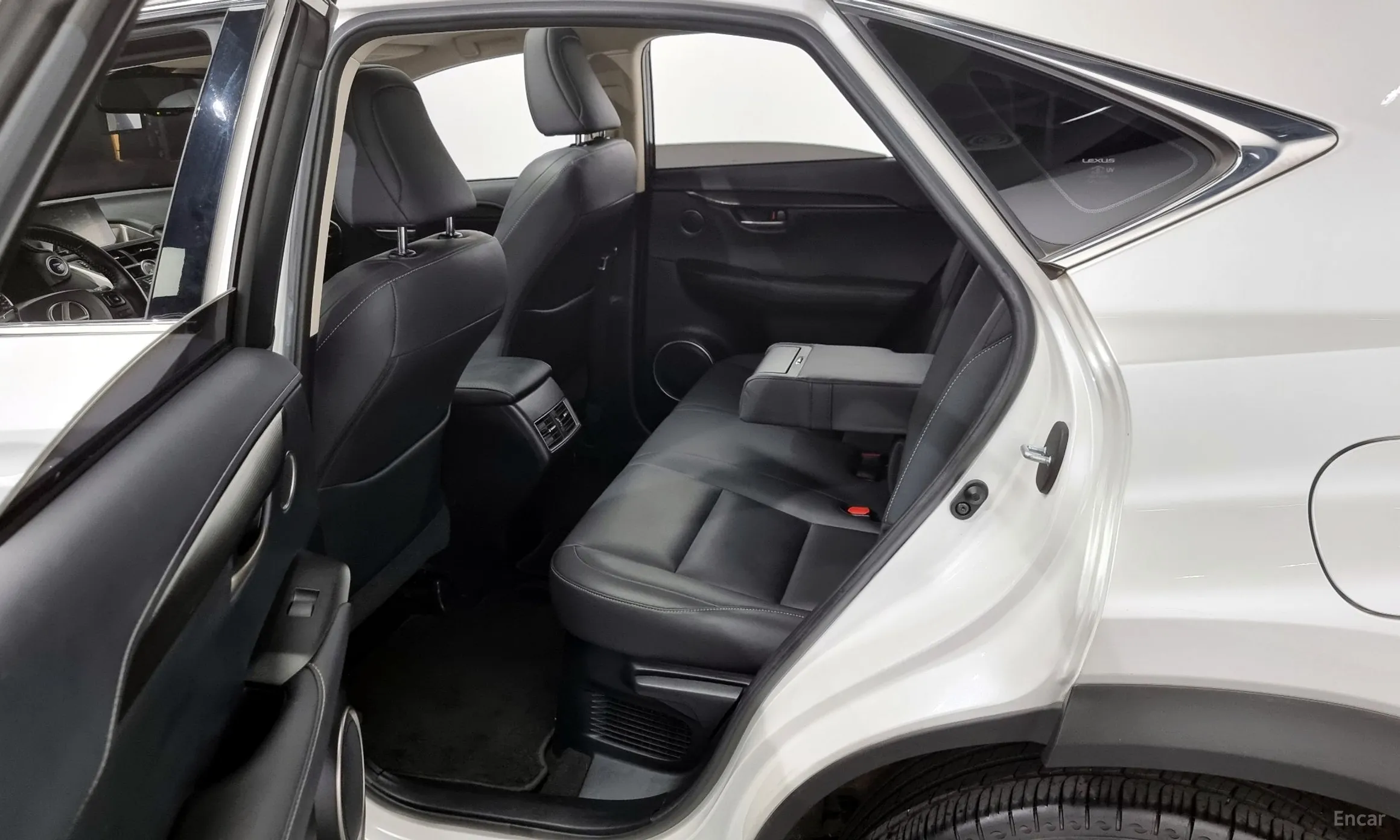 Lexus NX300h превью 11
