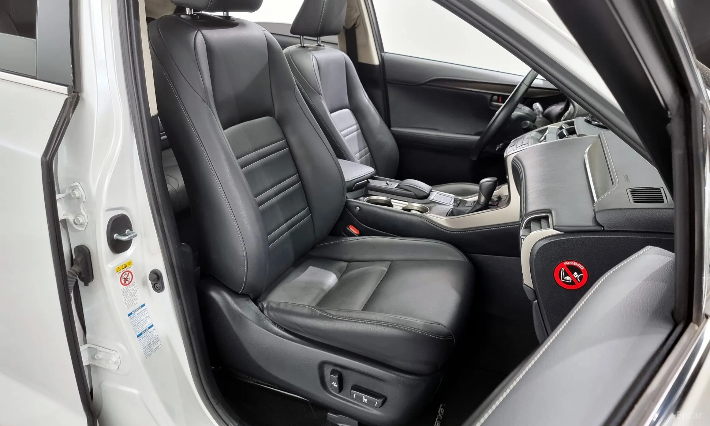 Lexus NX300h превью 12