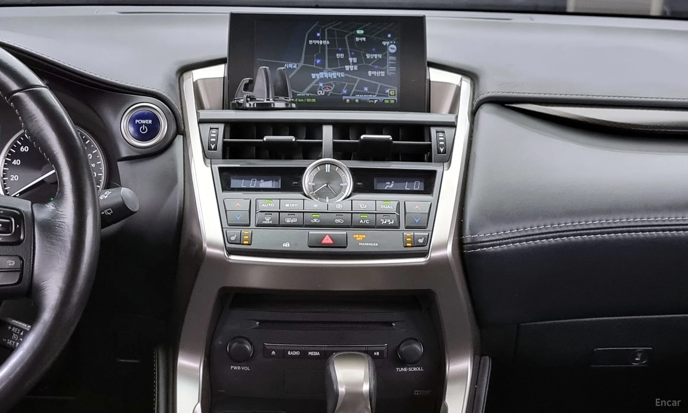 Lexus NX300h превью 19