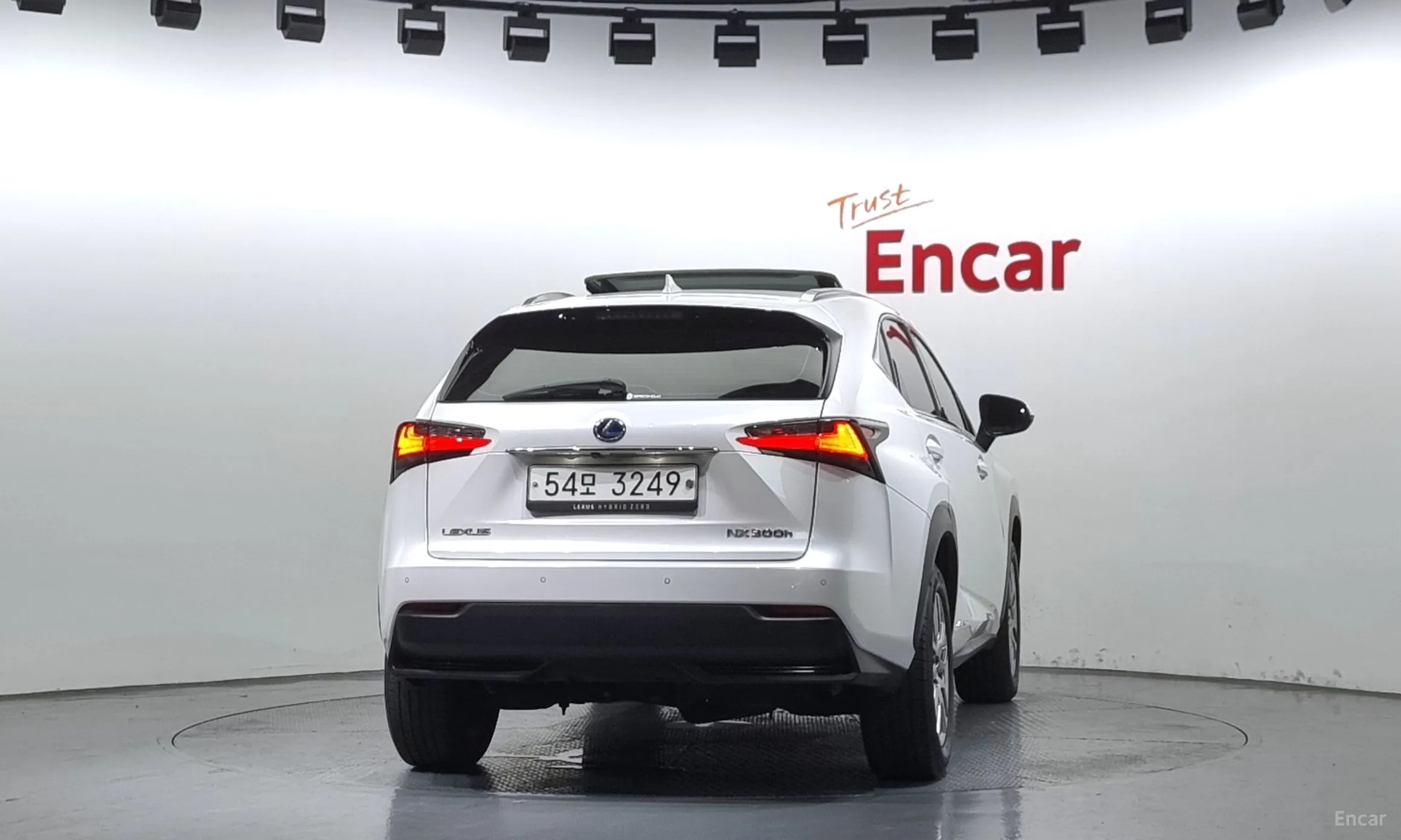 Lexus NX300h превью 4