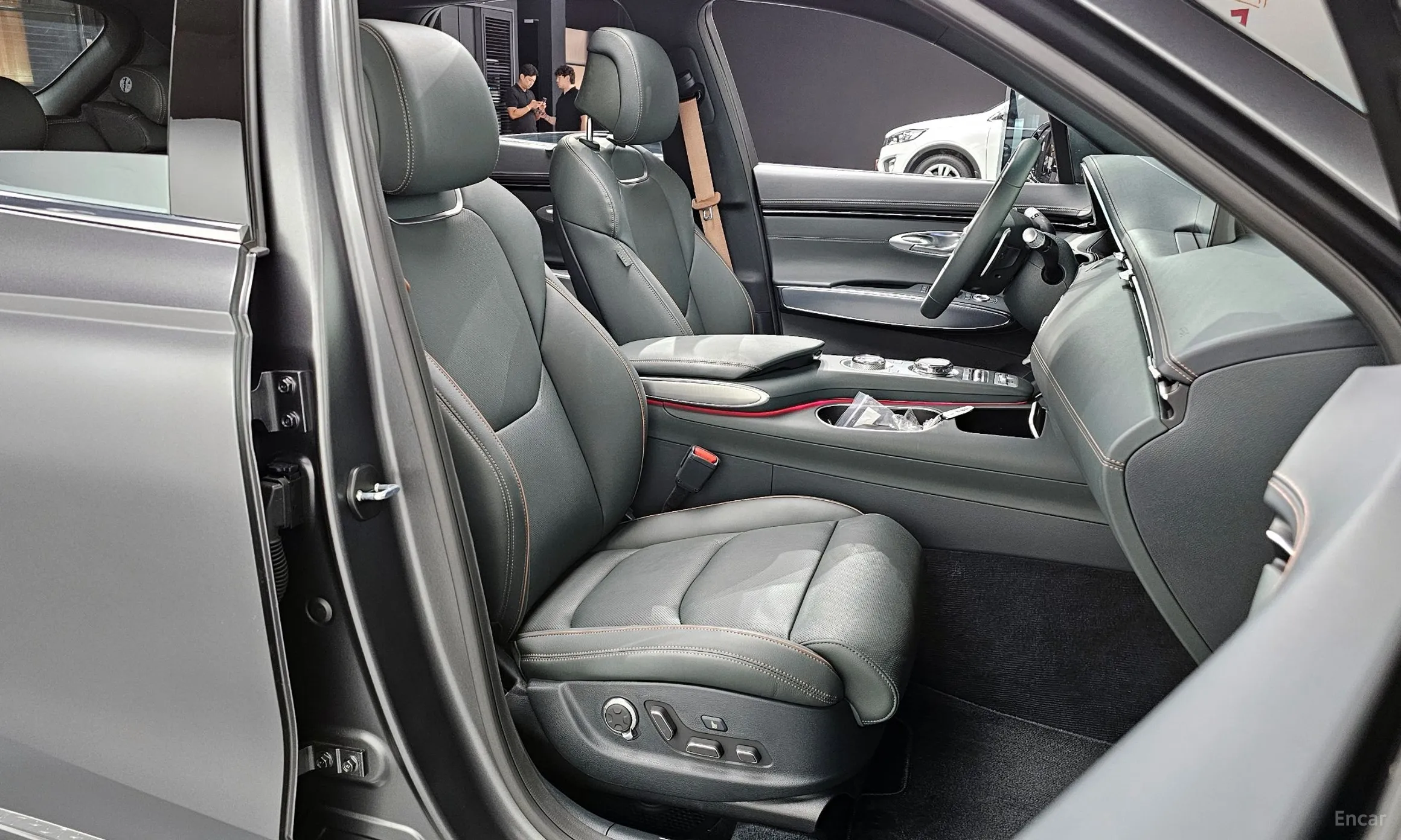 Genesis GV70 превью 10