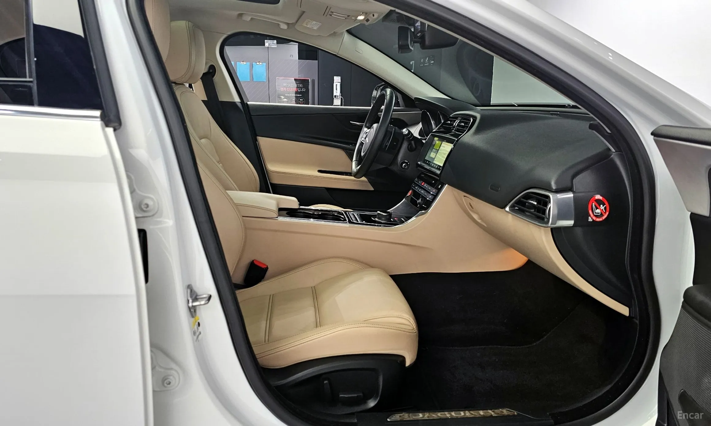 Jaguar XE превью 10