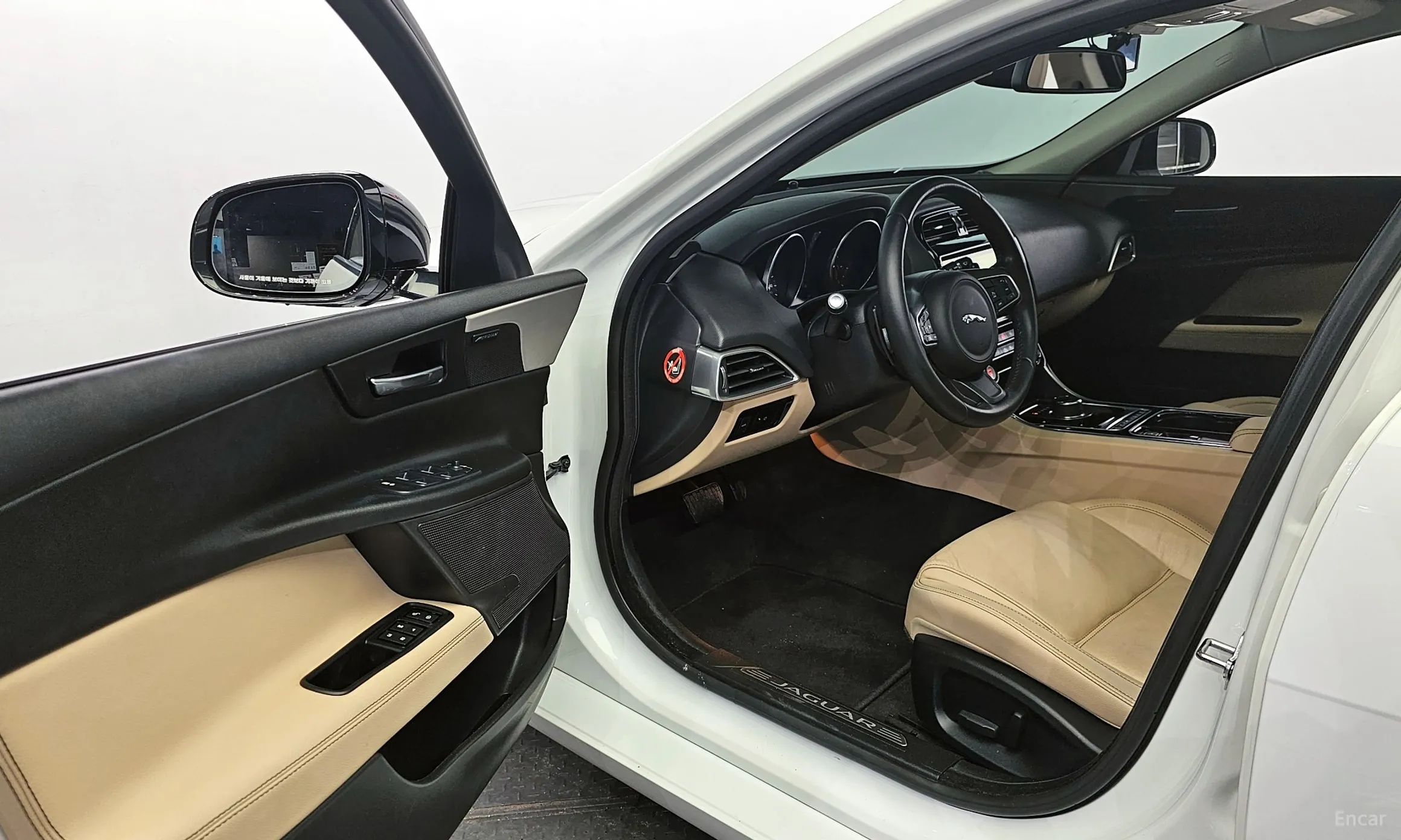 Jaguar XE превью 11