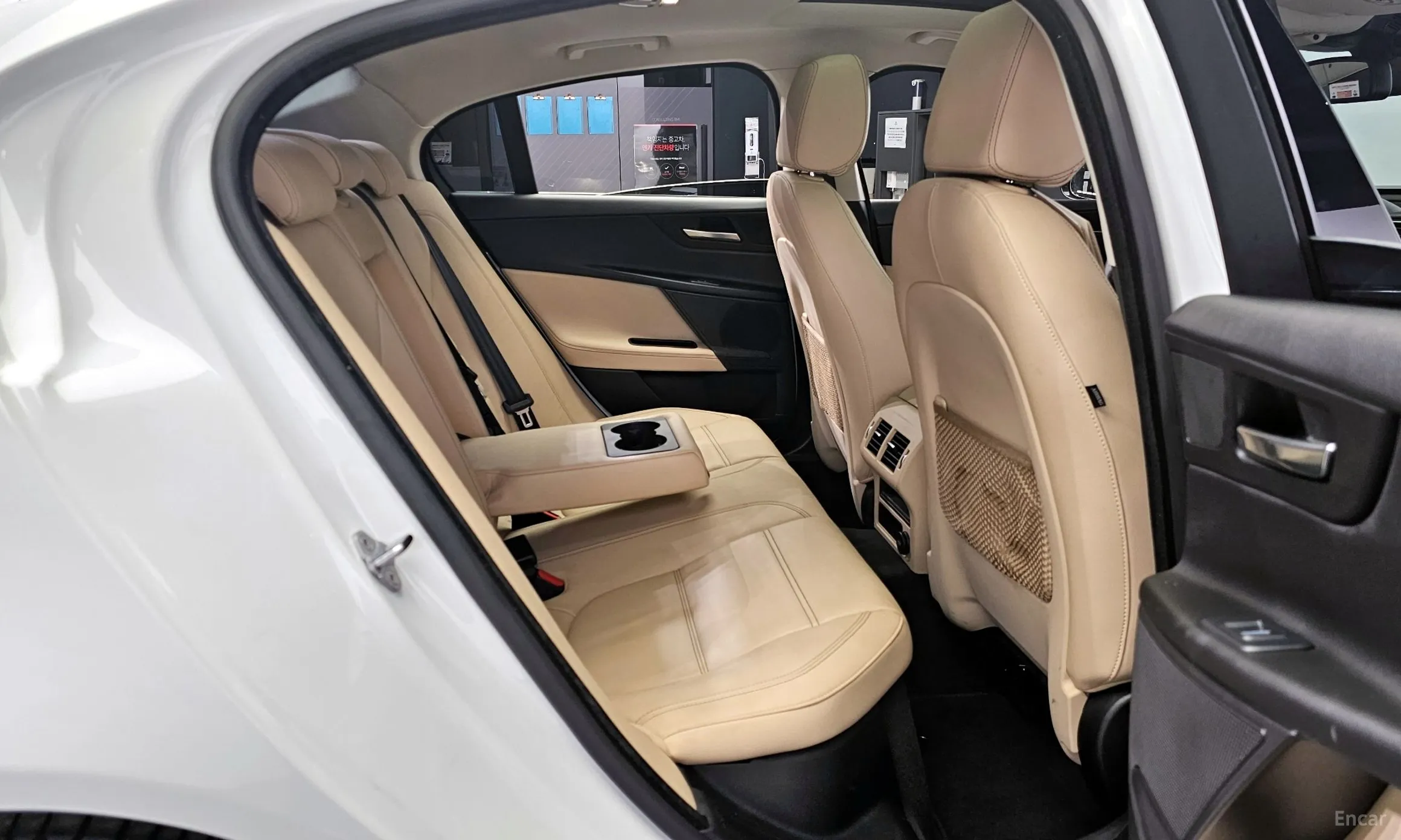 Jaguar XE превью 12