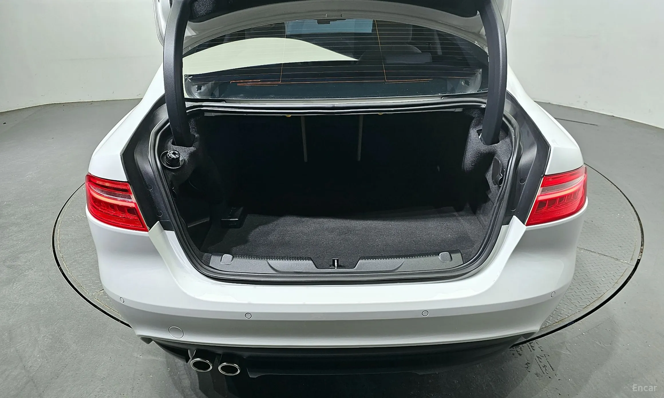 Jaguar XE превью 20