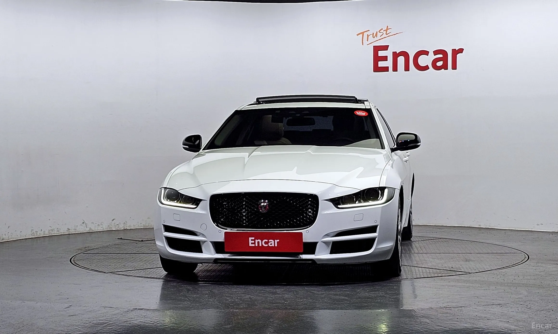 Jaguar XE превью 3