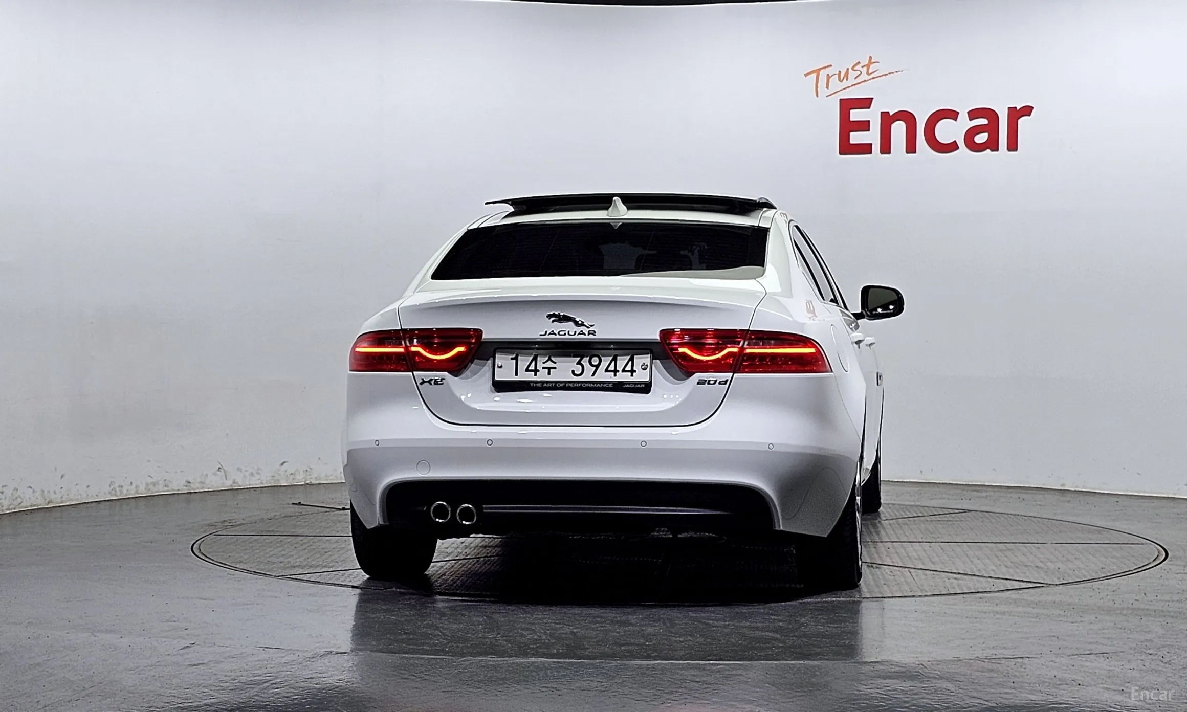 Jaguar XE превью 4