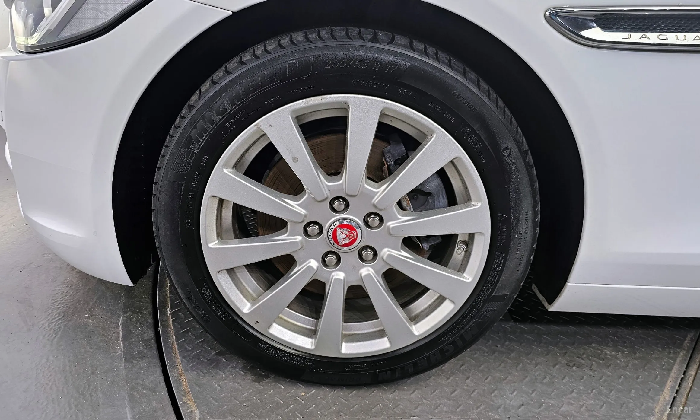 Jaguar XE превью 5