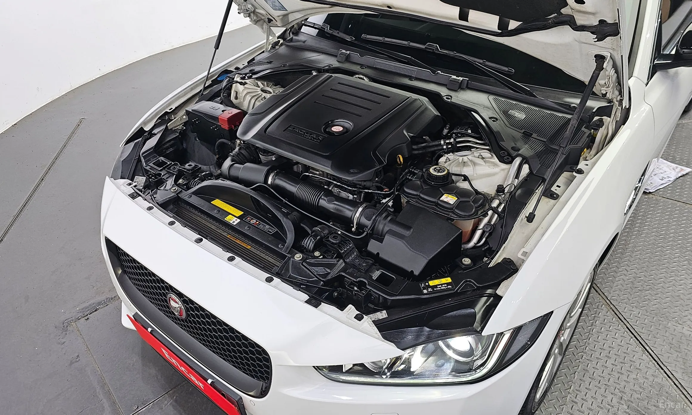 Jaguar XE превью 6