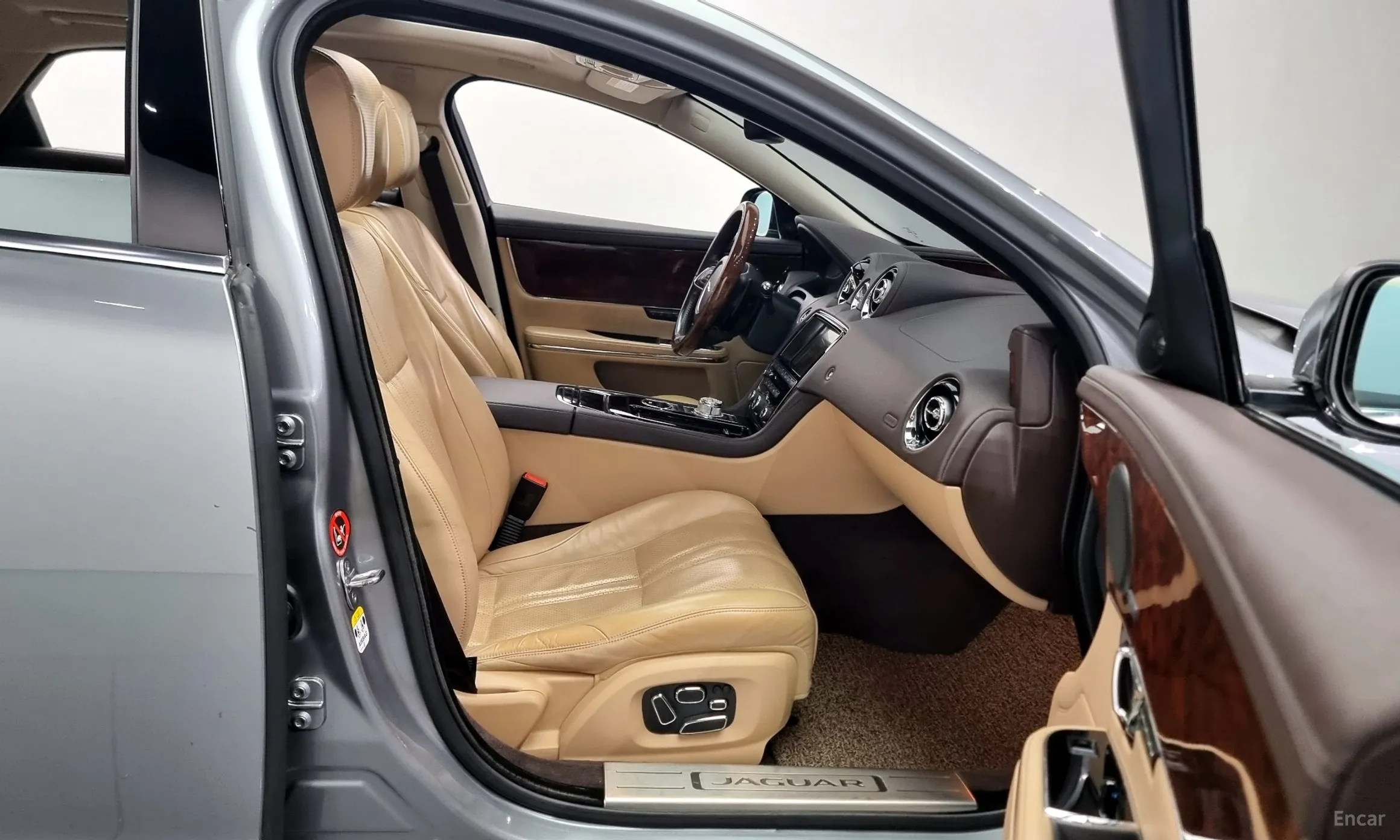 Jaguar All New XJ превью 10