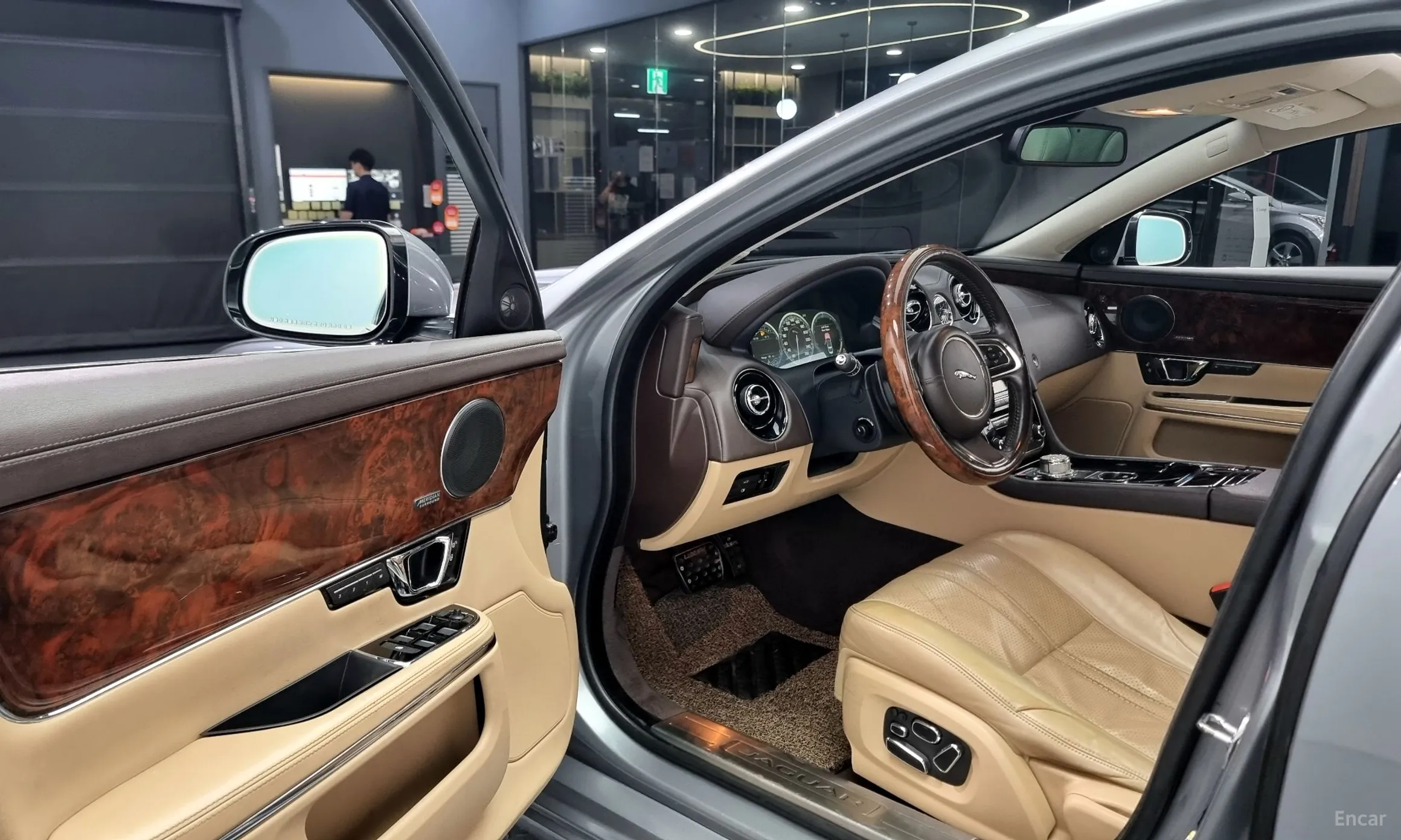 Jaguar All New XJ превью 11