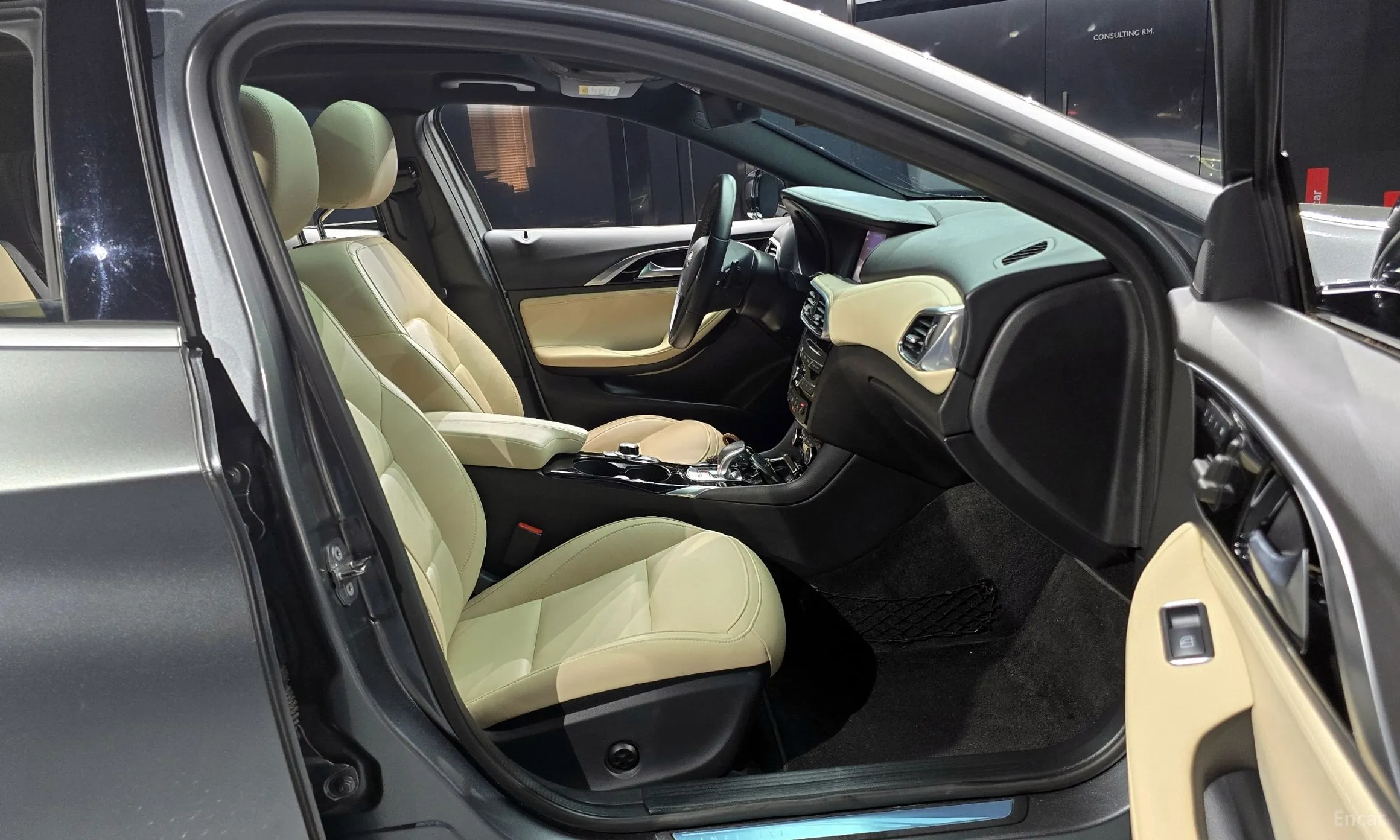 Infiniti Q30 превью 10