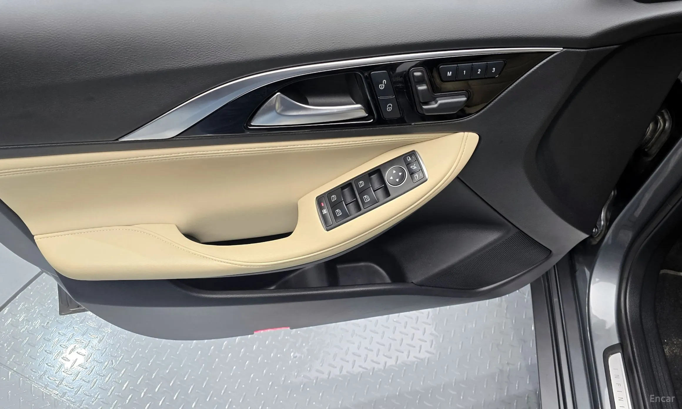 Infiniti Q30 превью 18