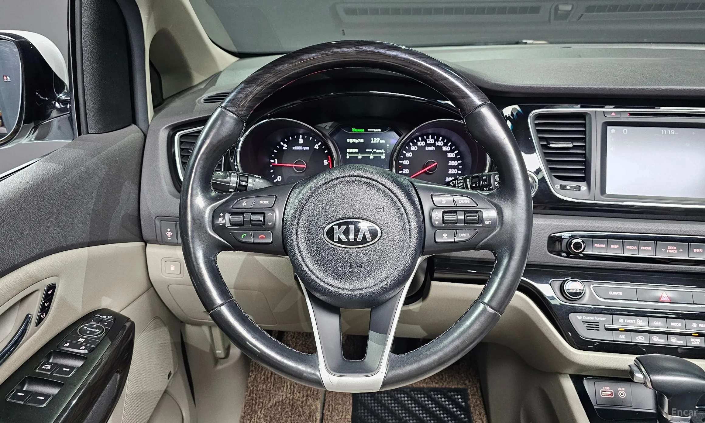 Kia Carnival превью 13