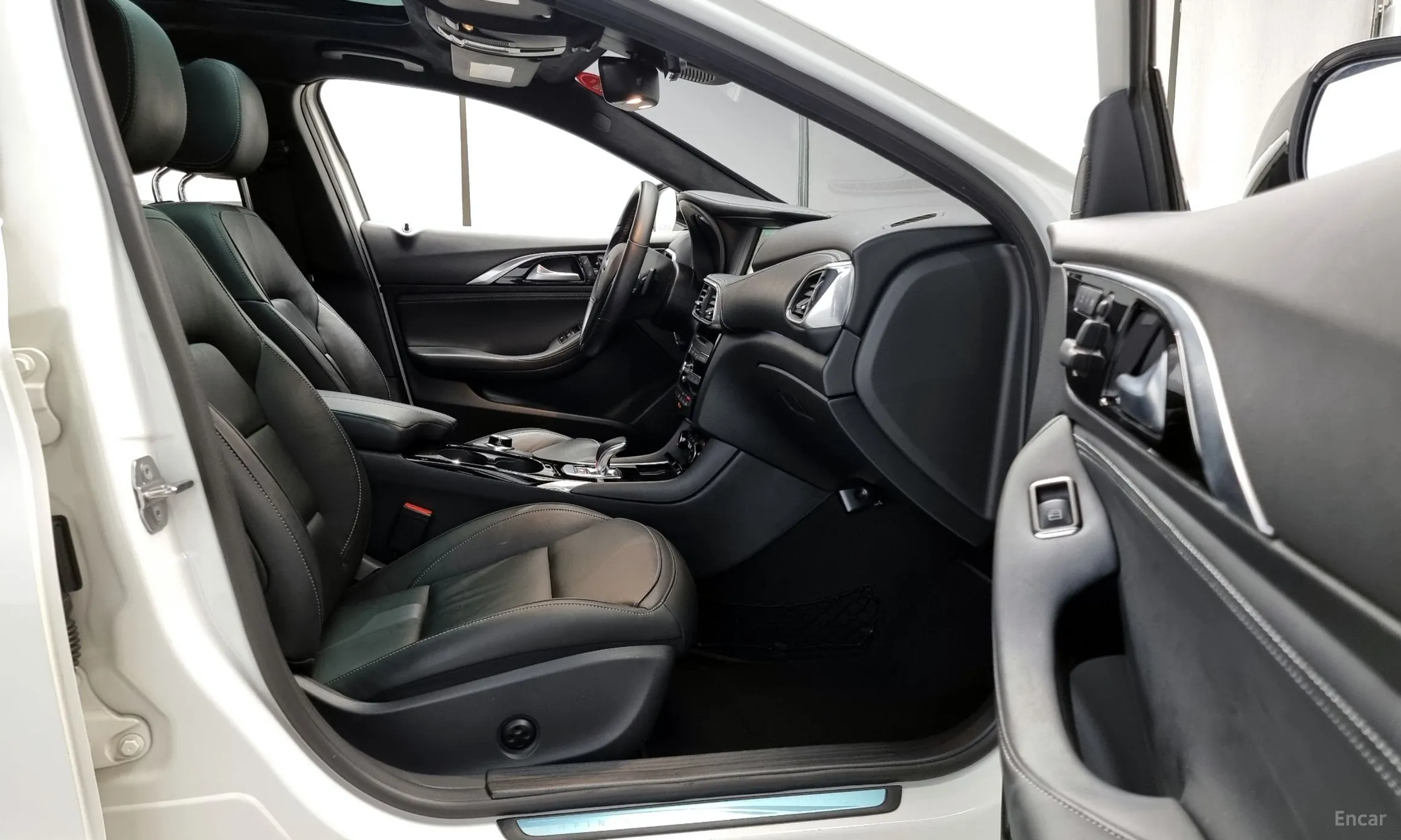 Infiniti Q30 превью 10