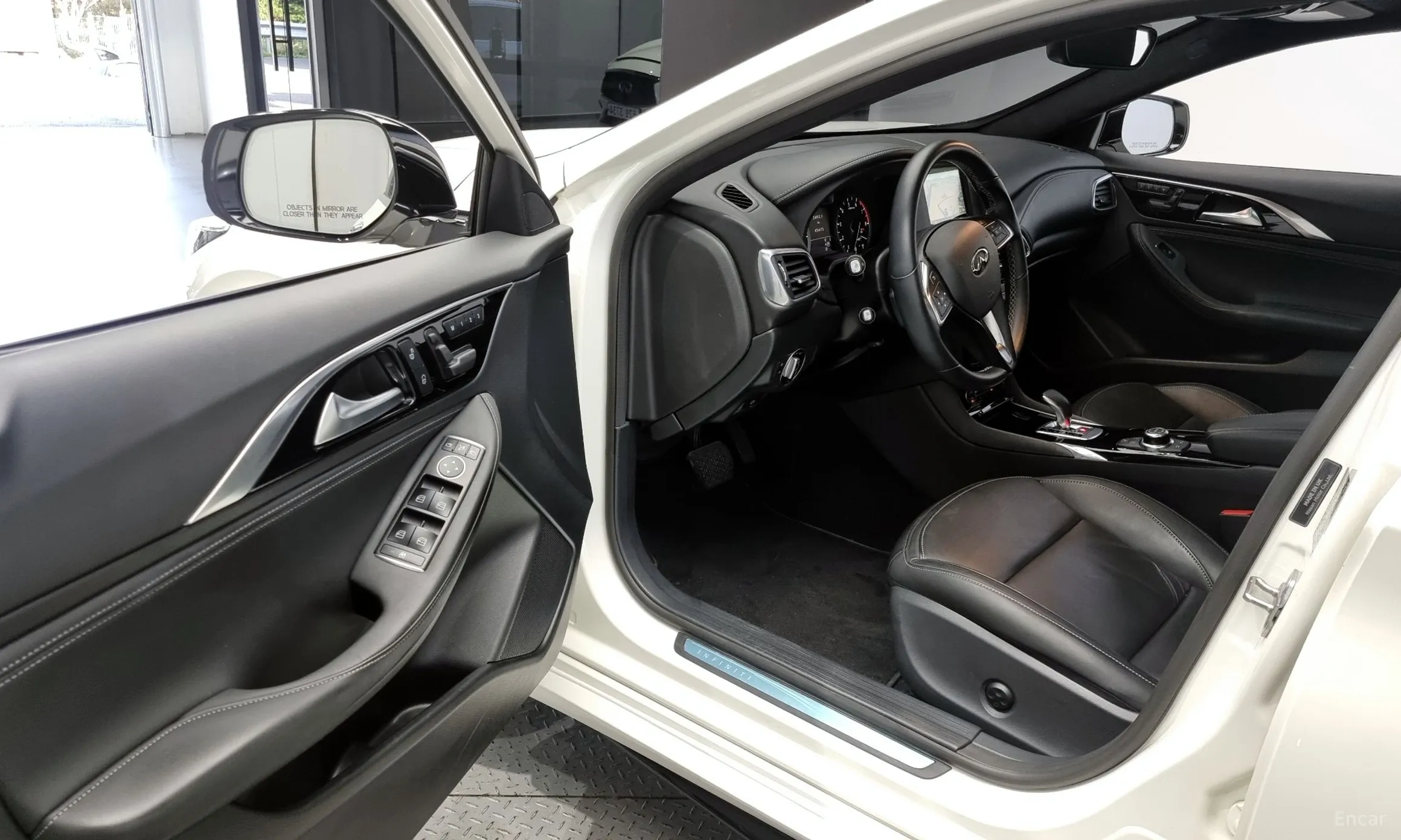 Infiniti Q30 превью 11